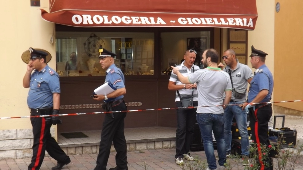 I carabinieri davanti al negozio dove è stata fatta la rapina (foto Scardovi)