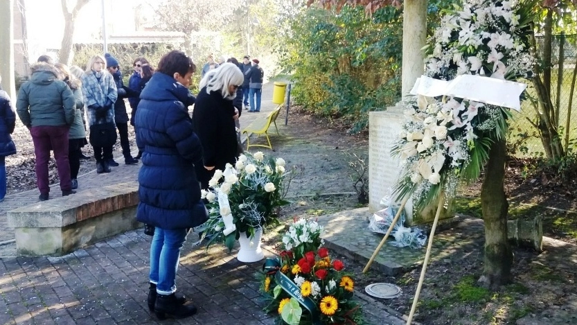Il cippo che ricorda le vittime del disastro ferroviario del 7 gennaio 2005