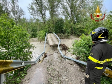 Alluvione Bologna oggi, crolla ponte a Monterenzio: residenti isolati a Villa Sassonero