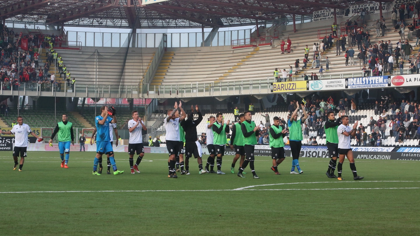 Cesena-Foggia 3-3, il saluto alla curva (foto Ravaglia)