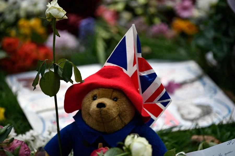 Un pupazzo dell'orsetto Paddington lasciato in omaggio alla regina Elisabetta (Ansa)