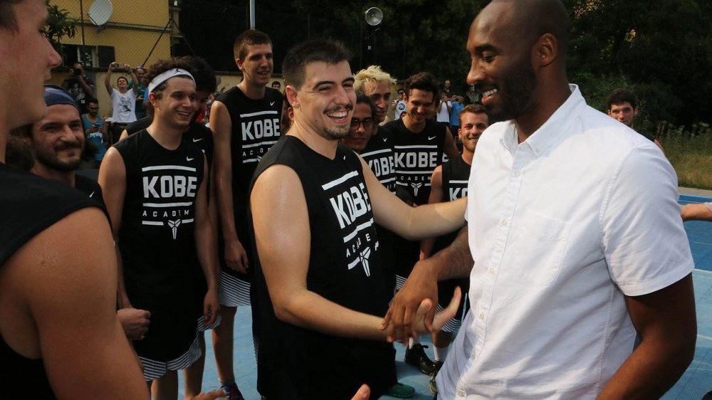 Kobe Bryant nella sua ultima visita a Reggio (foto Artioli)