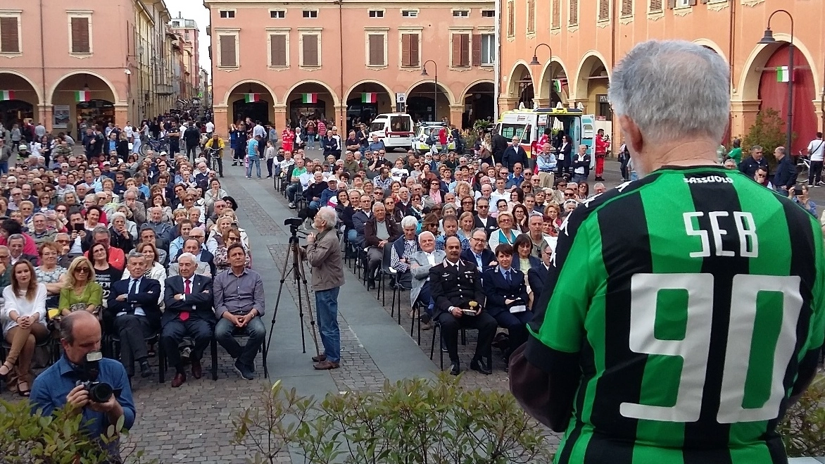 Padre Sebastiano con la maglia del Sassuolo e, sopra, mentre riceve la cittadinanza onoraria dal sindaco Pistoni Ha presentato l’evento il giornalista Leo Turrini