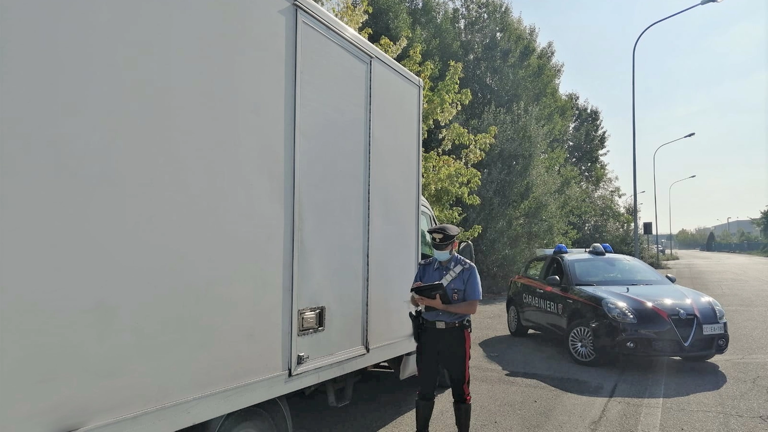 Migranti scoperti dentro un camion-frigo