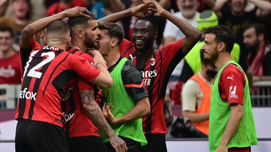Theo Hernandez festeggiato dai compagni del Milan dopo il gol capolavoro del 2-0 (Ansa)
