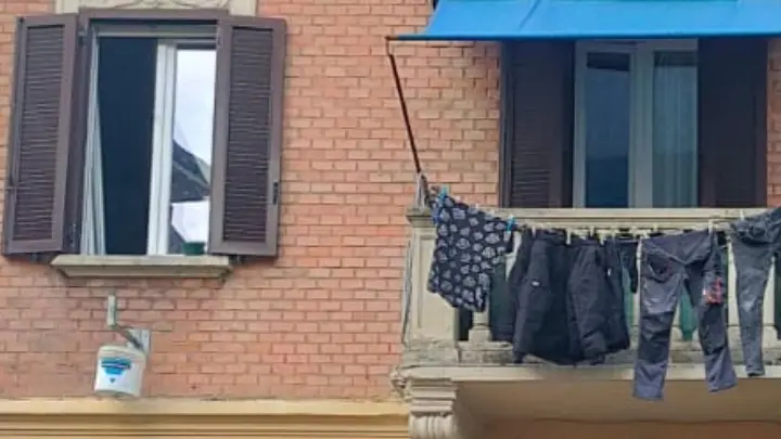 La finestra dalla quale è caduto il bimbo di 3 anni a Bologna