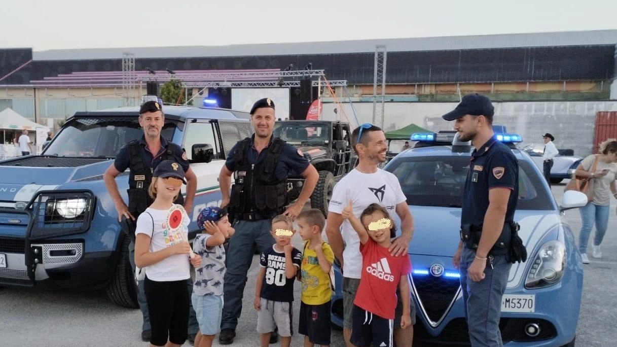 

Motorshow Vallesina di Monsano: bambini sulle auto della polizia
