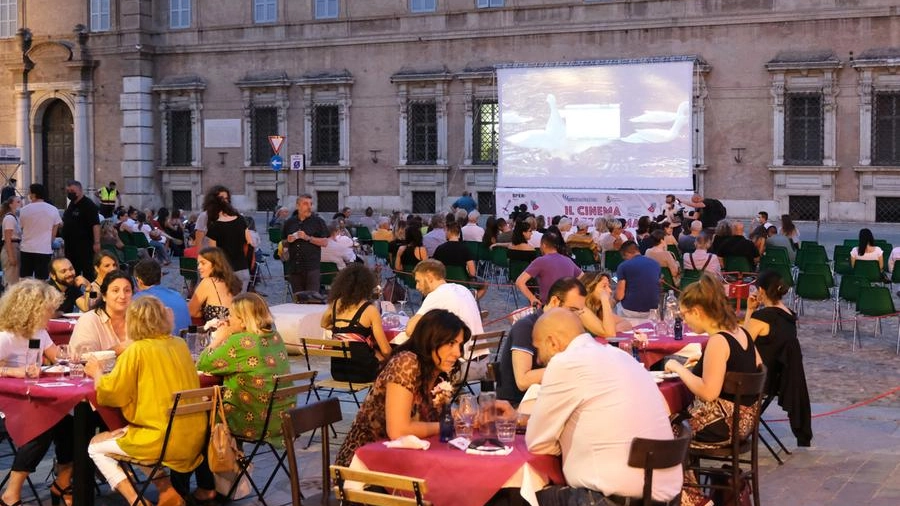 Il cinema all’aperto in Piazza Roma, una delle iniziative clou dell’estate modenese