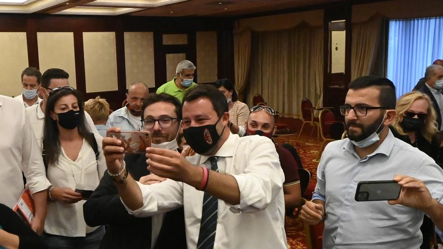 Matteo Salvini al Carlton, pioggia di selfie al convegno della Lega sulle disabilità
