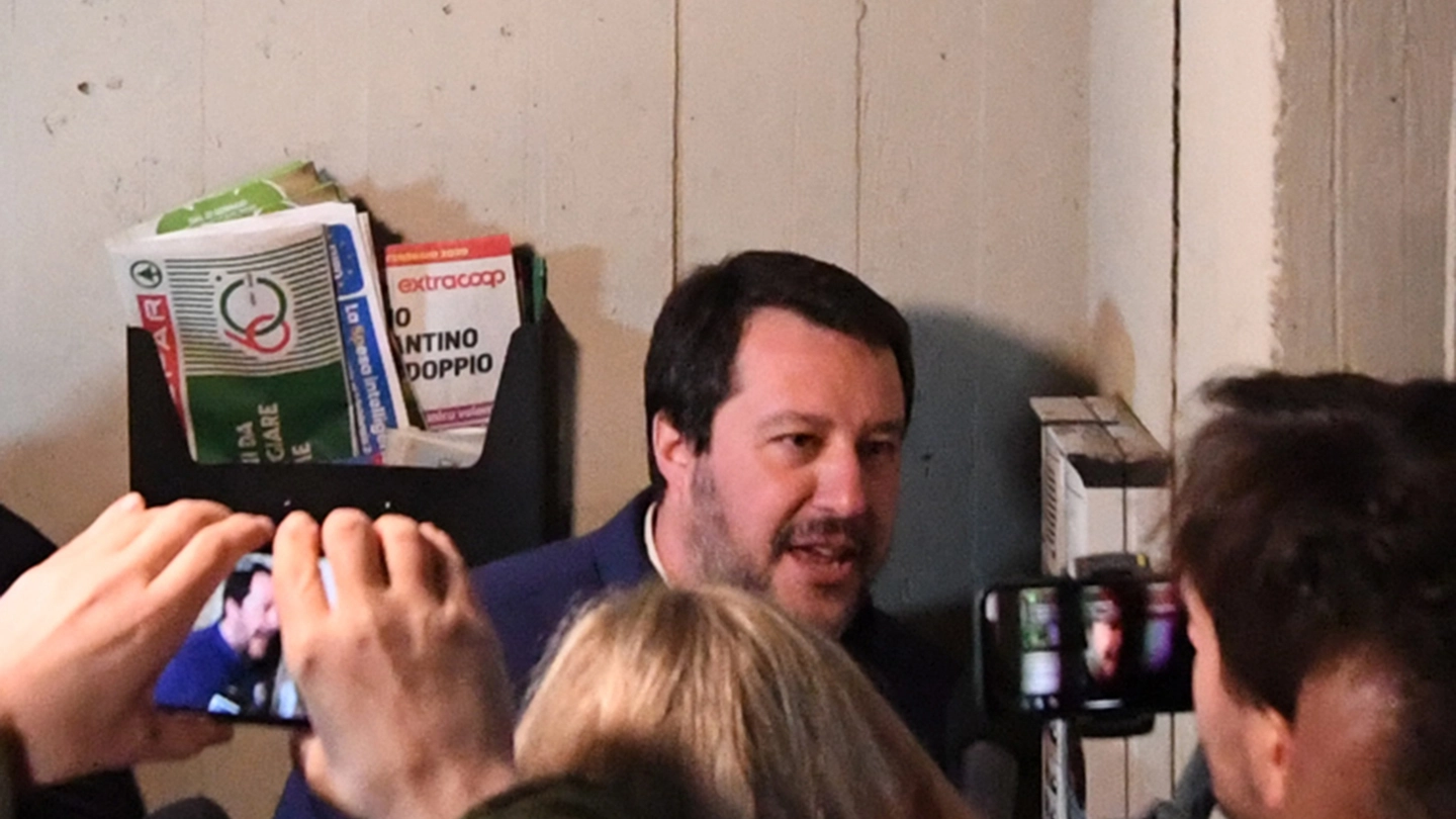 Bologna, Salvini al citofono del Pilastro (FotoSchicchi)