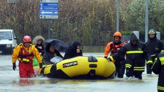 Una persona salvata dopo l’esondazione di un fiume, pochi anni fa a Rimini