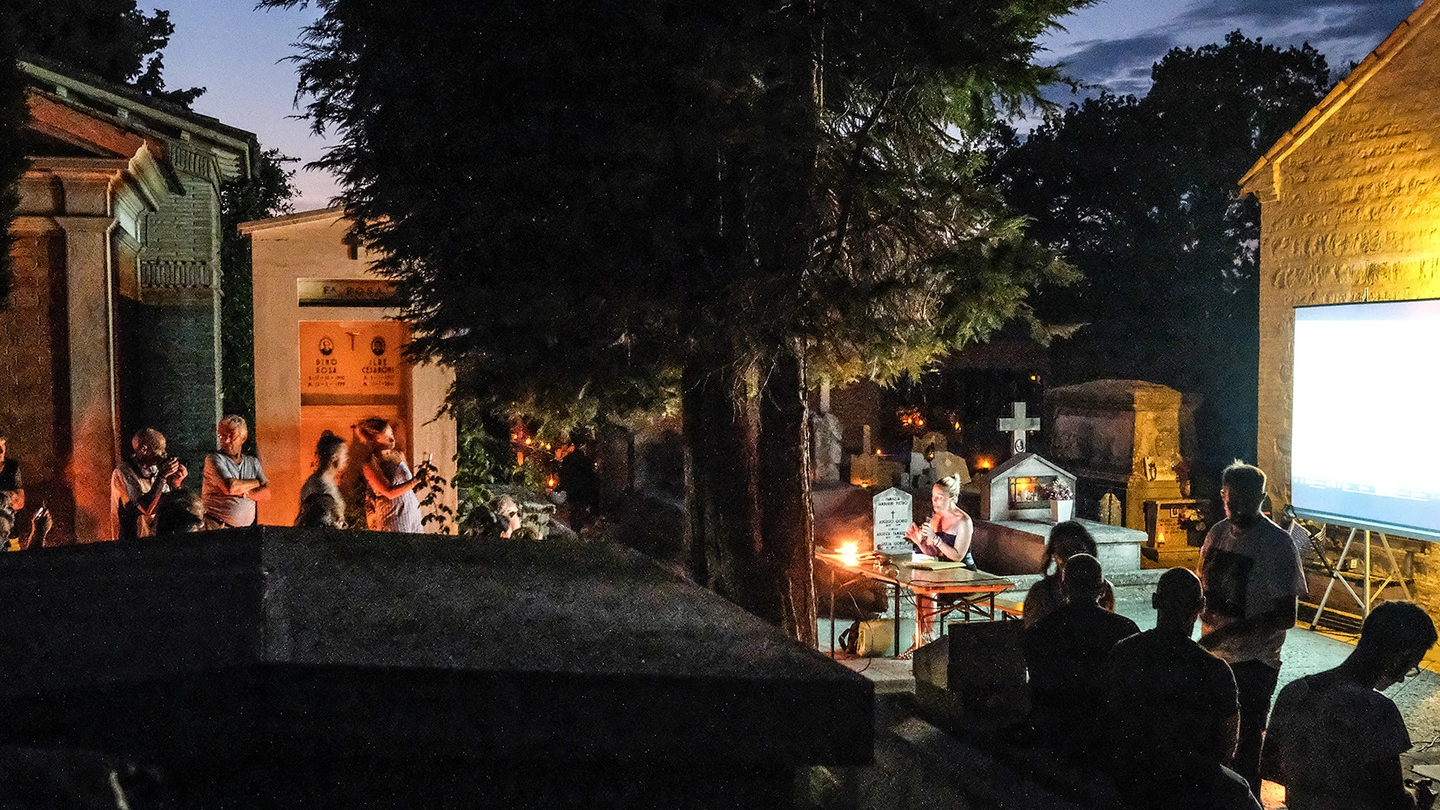 La serata dedicata ai vampiri al cimitero di Candelara (Fotoprint)