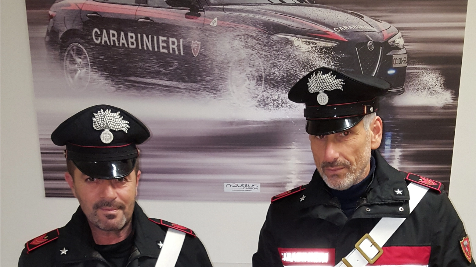 I carabinieri di Fano mostrano le banconote false e i cellulari sequestrati