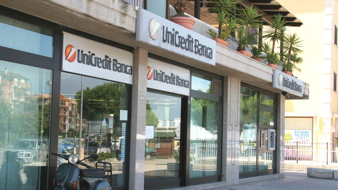 La filiale Unicredit assalita dai rapinatori