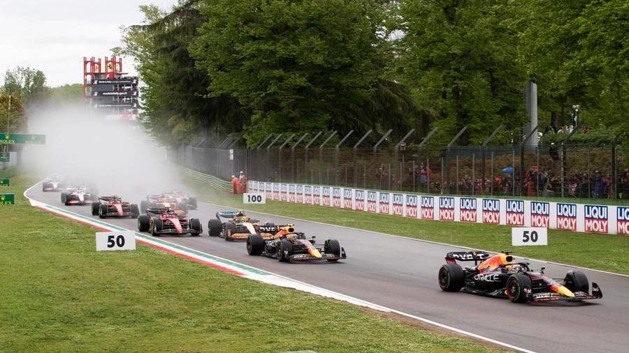 I bolidi in pista durante il Gran premio del 24 aprile