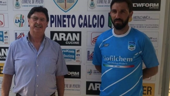 Lorenzo Paoli con la nuova maglia del Pineto e il presidente degli abruzzesi Silvio Brocco