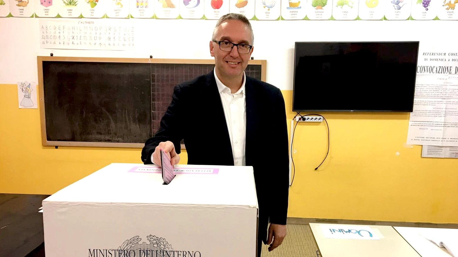 Il presidente della Regione Marche Luca Ceriscioli ha votato a Pesaro (Foto Ansa)