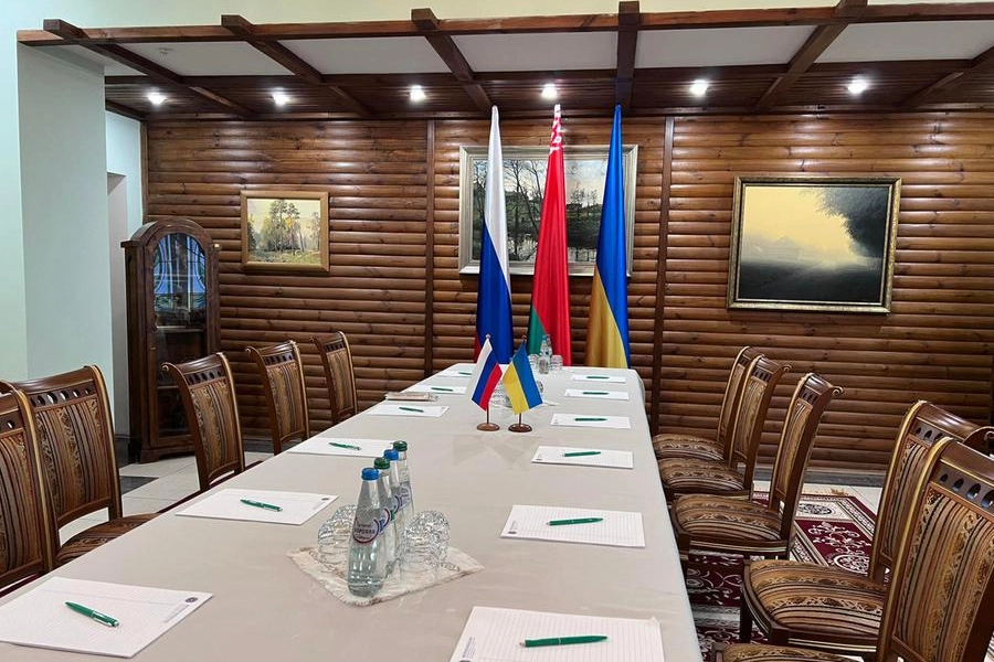 La sala dove si svolgerà il secondo round dei  negoziati tra Russia e Ucraina