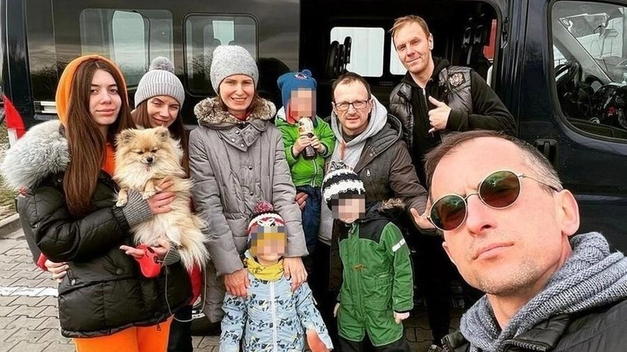 La foto postata su Instagram da Alex: è in viaggio con Dimitri e i profughi