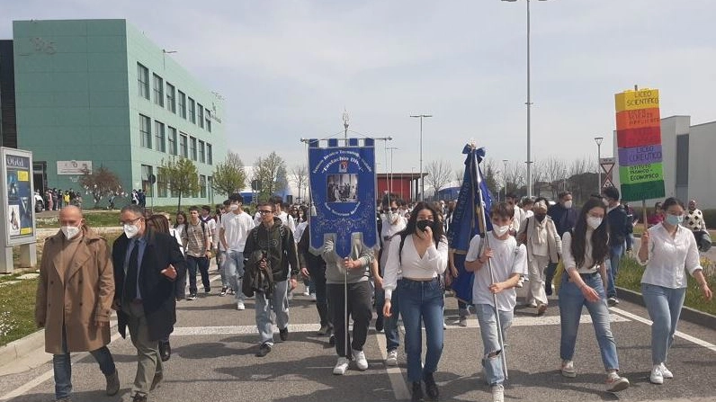 La marcia di prof e studenti del Filelfo di Tolentino