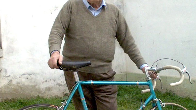 Vito Ortelli nel 2003 con una sua bicicletta del 1946[1]
