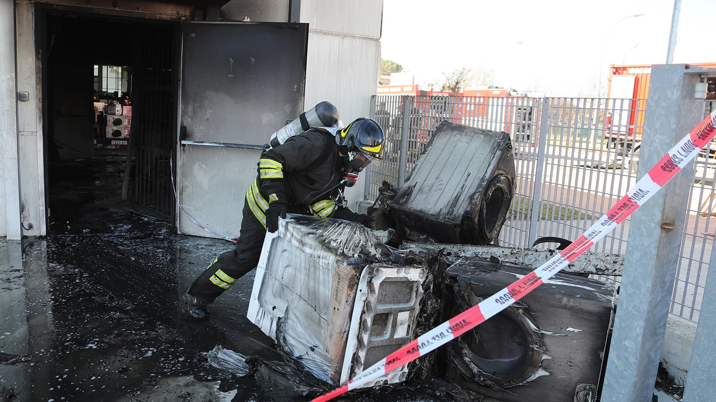 Incendio a Imola, distrutta la merce del magazzino Trony (foto Isolapress)