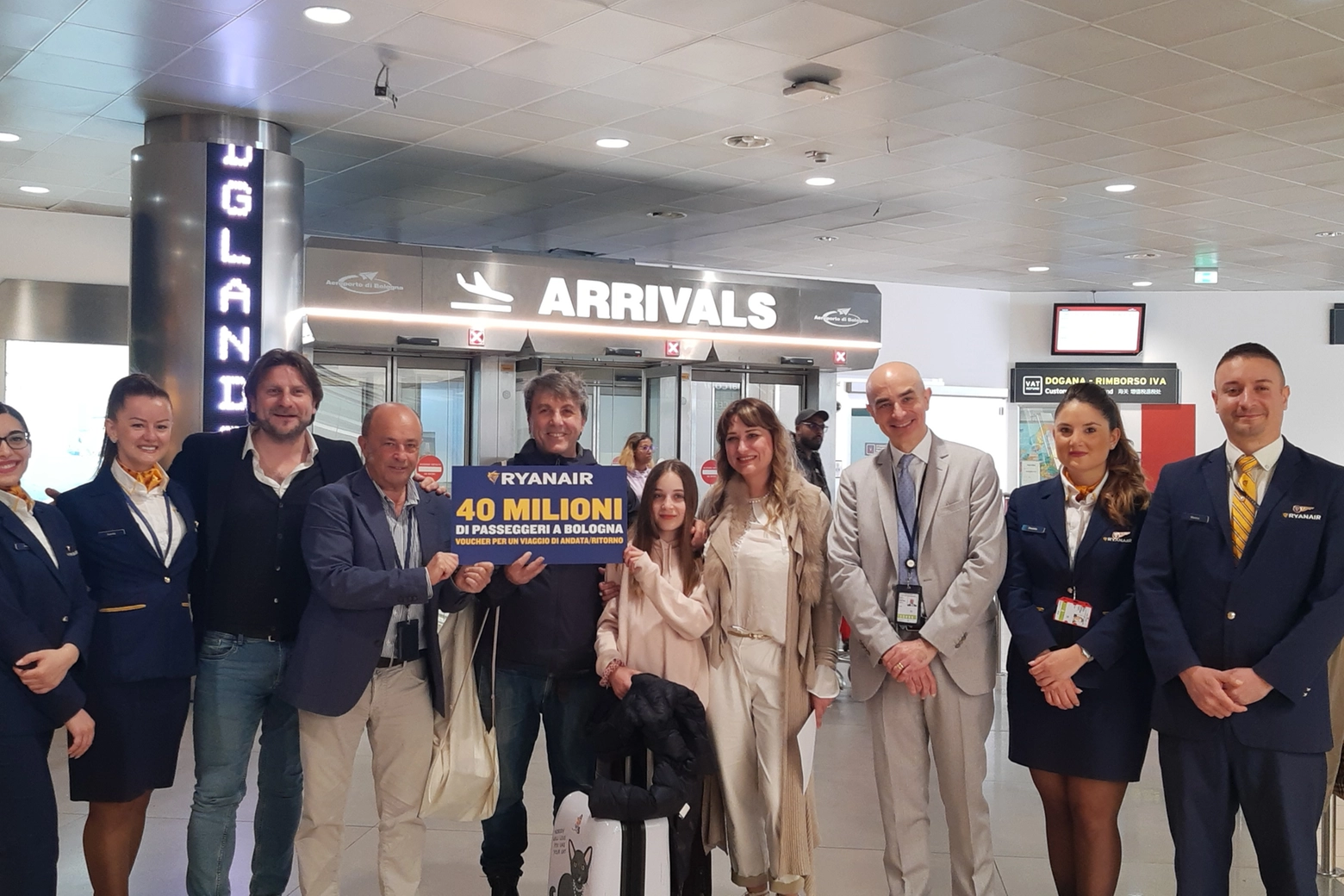40 milioni di passeggeri Ryanair in 15 anni di attività su Bologna: all’arrivo della passeggera Mariaclara Mollica, atterrata a Bologna da Catania con il marito Antonio e la figlia Beatrice.