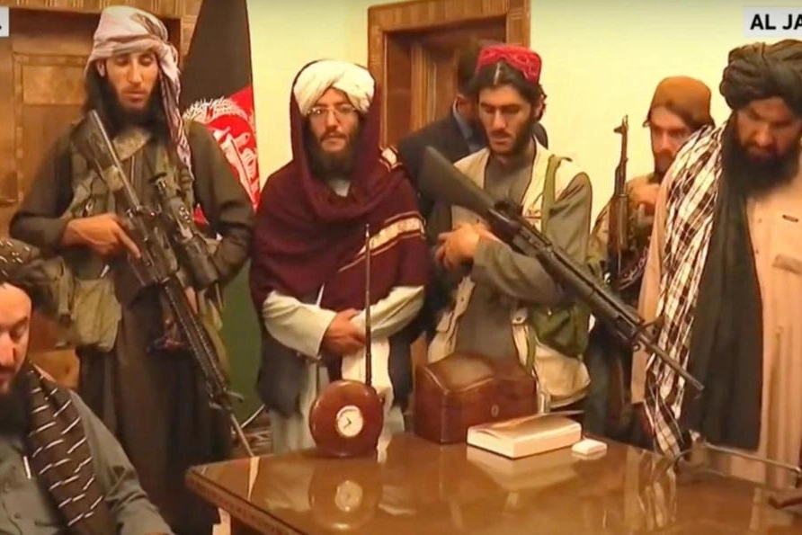 I talebani nel palazzo presidenziale con i fucili made in Usa (fermo immagine Al Jazeera)