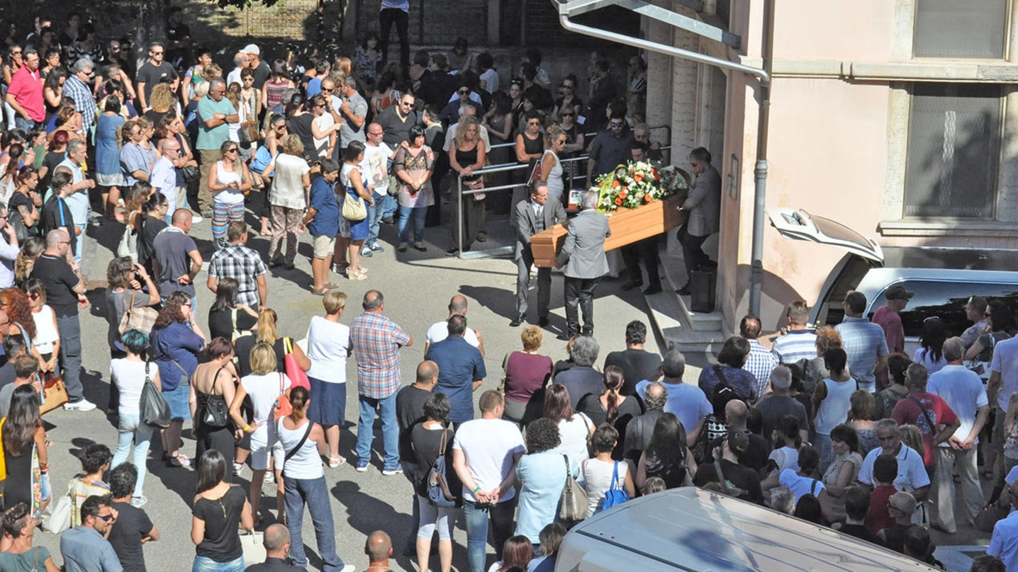 Il corteo funebre per Enzo Salvinni (foto Isolapress)