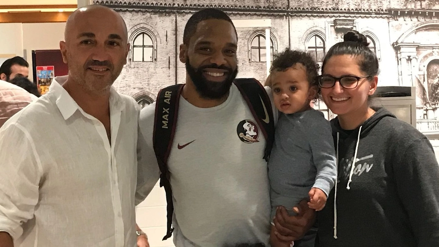 Isaiah Swann con i famigliari, accolto all’aeroporto dal ds estense Alessandro Pasi