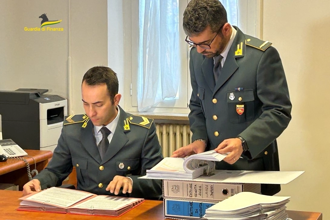 La guardia di finanza di Ancona durante le indagini