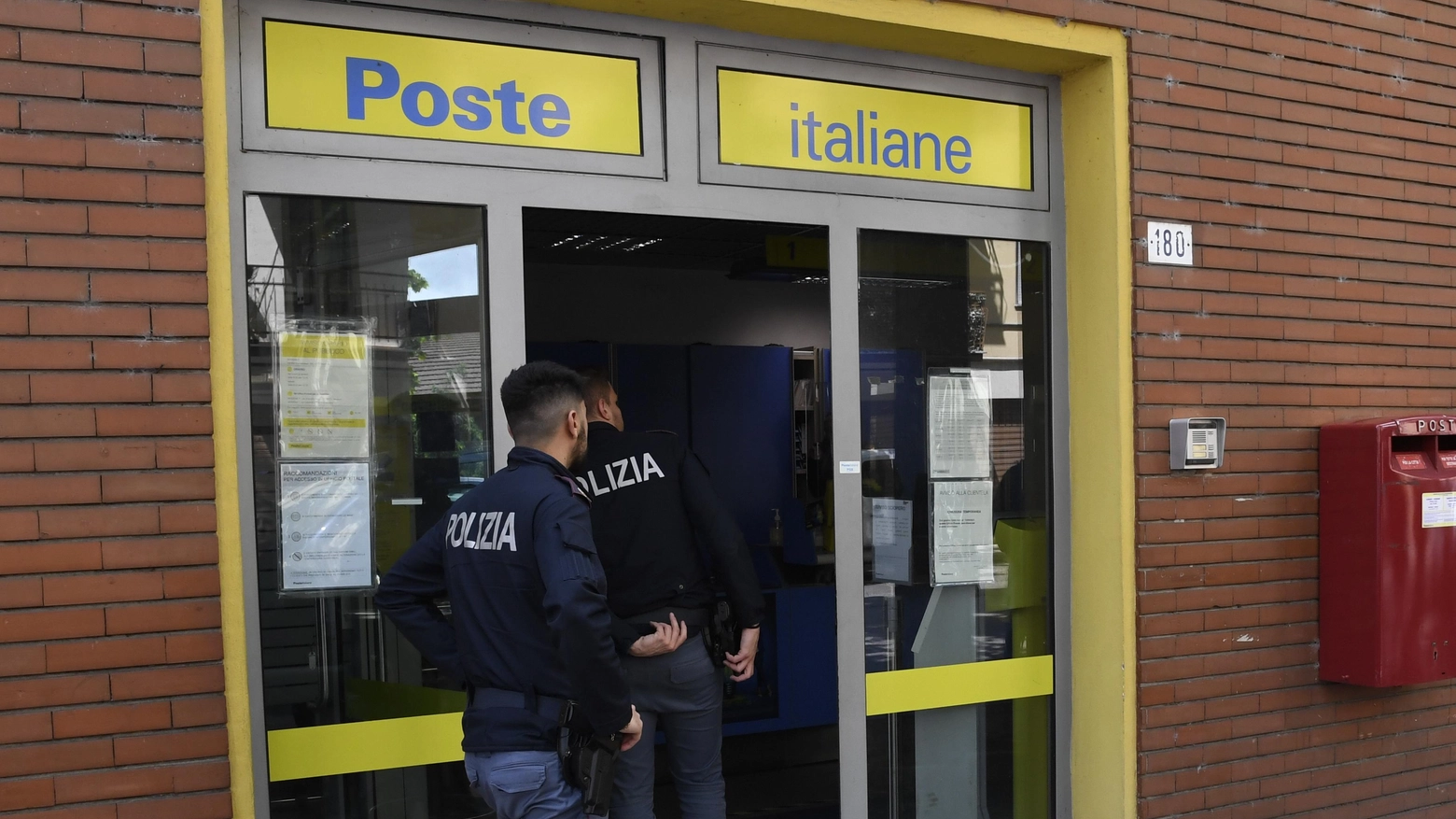 Bandito  armato rapina l’ufficio postale di via Mar Mediterraneo
