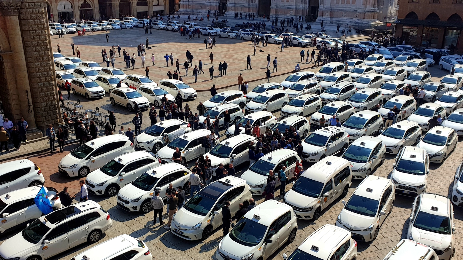 Lo sciopero dei taxi in piazza Maggiore