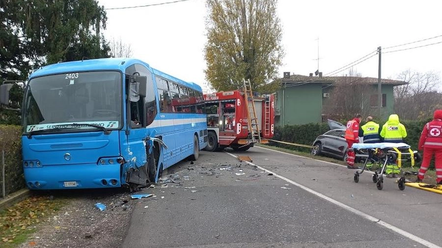 L'incidente tra bus e auto a Novellara