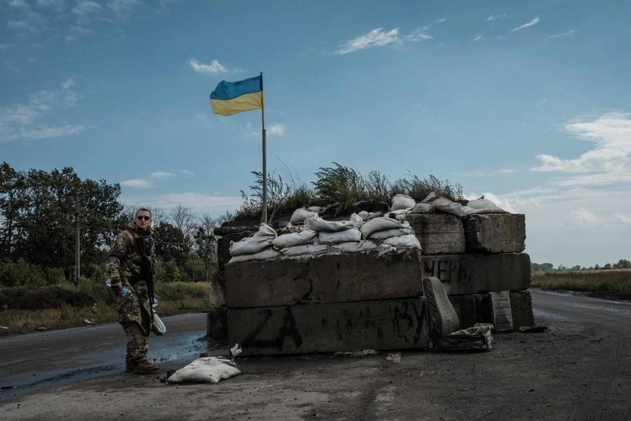 Un checkpoint ucraino nella regione di Kharkiv (Ansa)