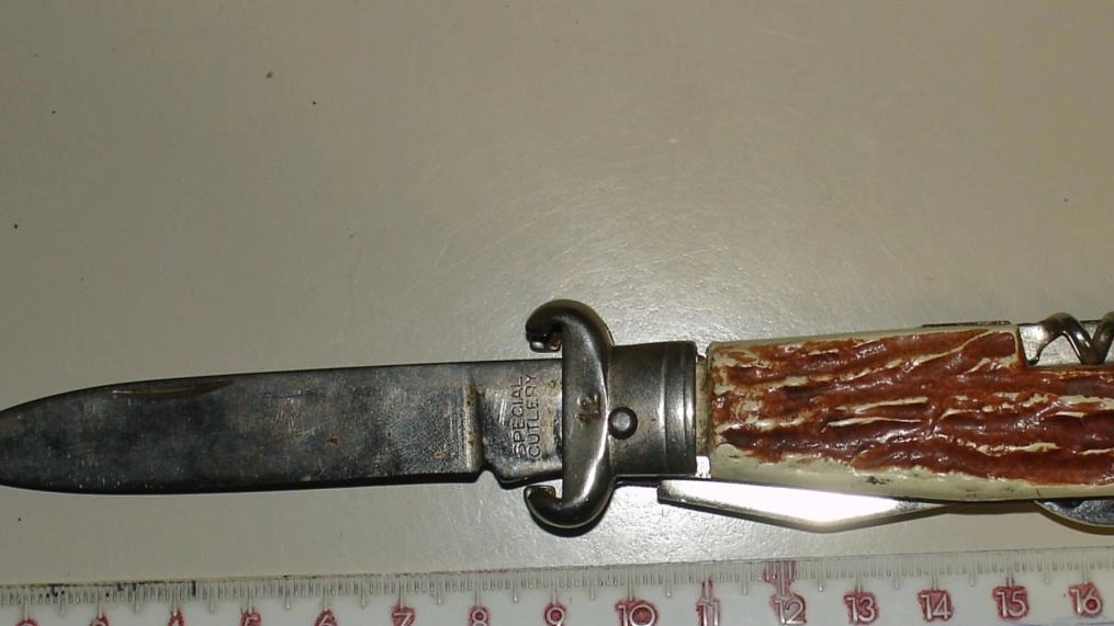 Il coltello sequestrato dai carabinieri