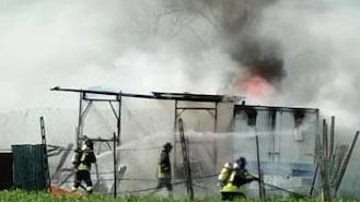 Incendio distrugge un  container