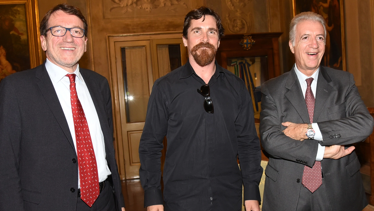 Christian Bale (al centro) col sindaco Muzzarelli e il figlio del Drake Piero Ferrari