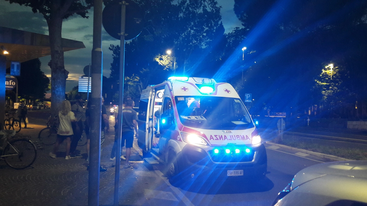 L’ambulanza del 118 accorsa sul luogo dell’aggressione. I sanitari stanno caricando l’aggressore poi arrestato
