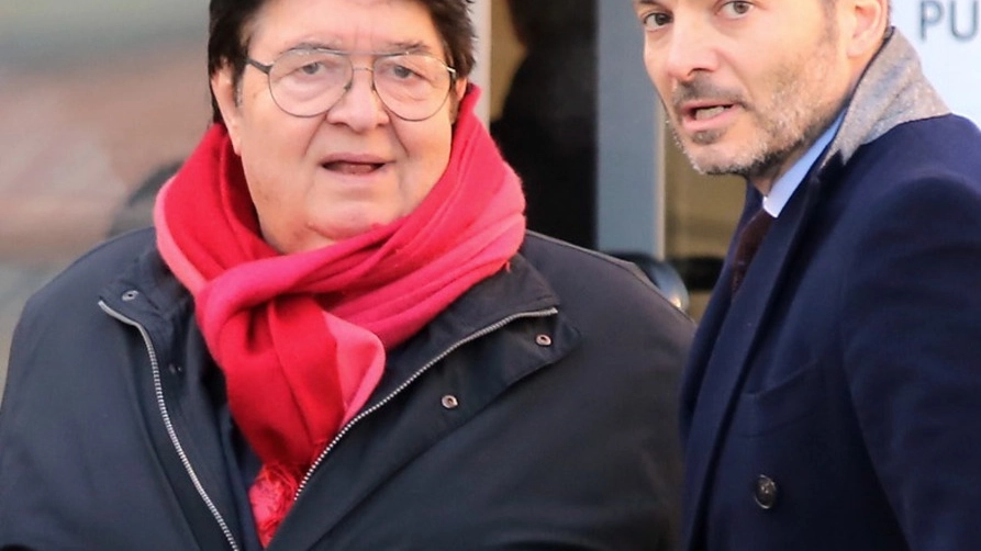 Armando Arcangeli con il suo avvocato Pier Giorgio Tiraferri di fronte all’ingresso  del tribunale di Rimini 