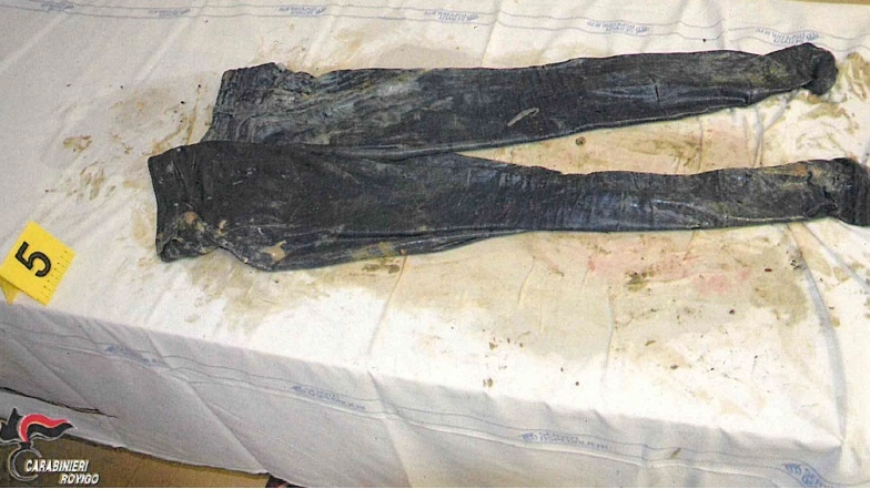 I pantaloni indossati dalla donna uccisa