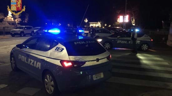 Parma, minaccia il padre e cerca di colpire col coltello i poliziotti: arrestato 27enne