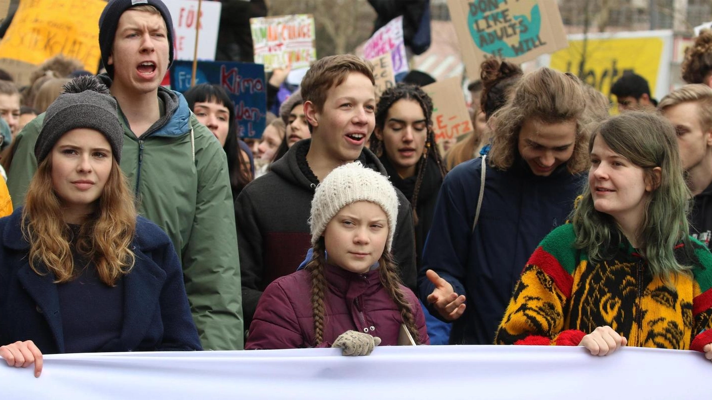 Al centro, l'attivista Greta Thunberg (Ansa)
