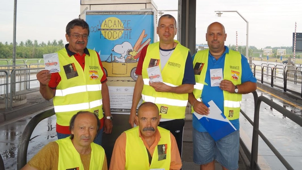 I volontari dell'osservatorio al casello autostradale