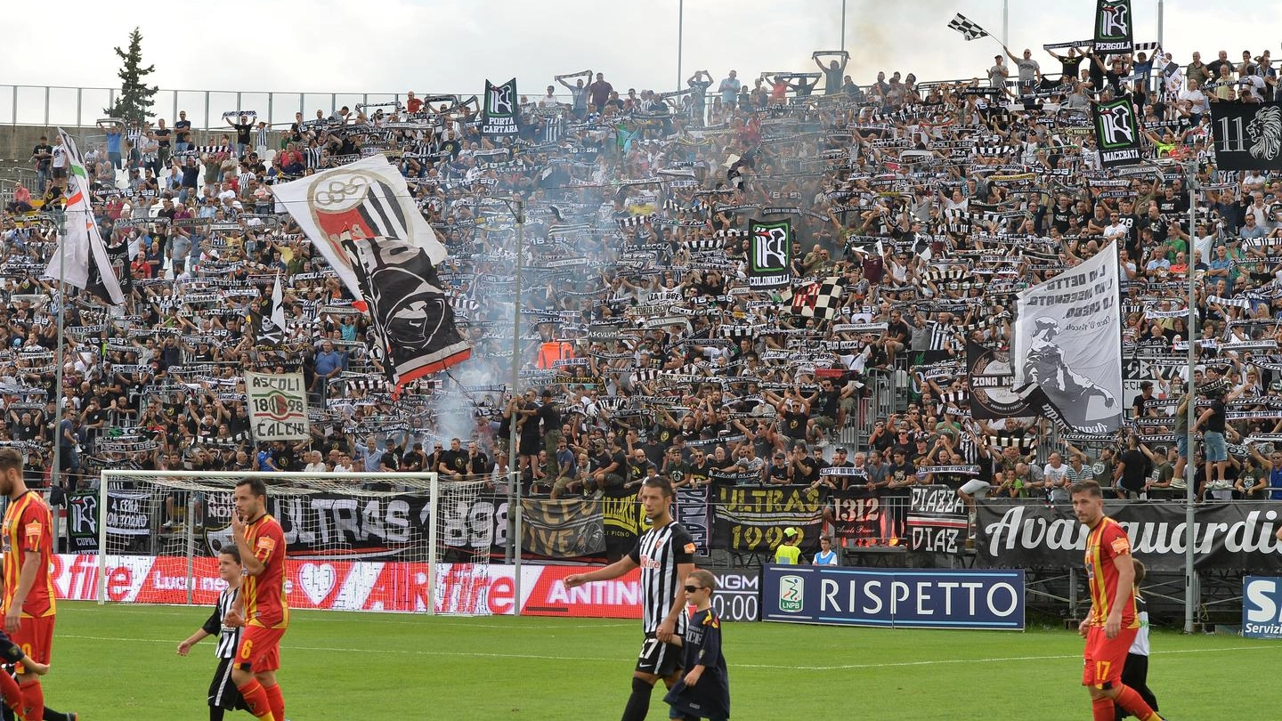 Ascoli-Lecce, i tifosi bianconeri (Foto LaPresse)