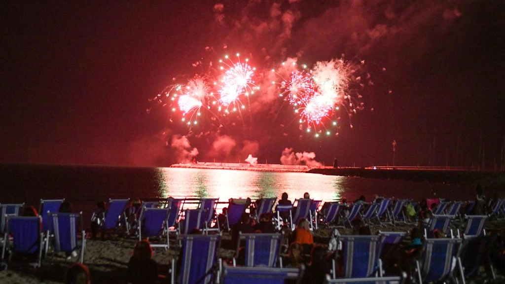 Fuochi d'artificio sulla spiaggia di Civitanova