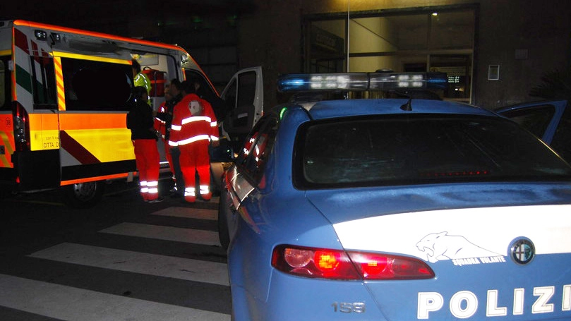 Sul posto polizia e ambulanza: il 54enne è stato portato al Pronto soccorso di Lecco
