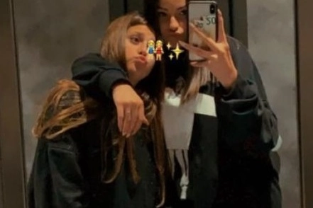 Uno dei tanti selfie delle due inseparabili sorelle