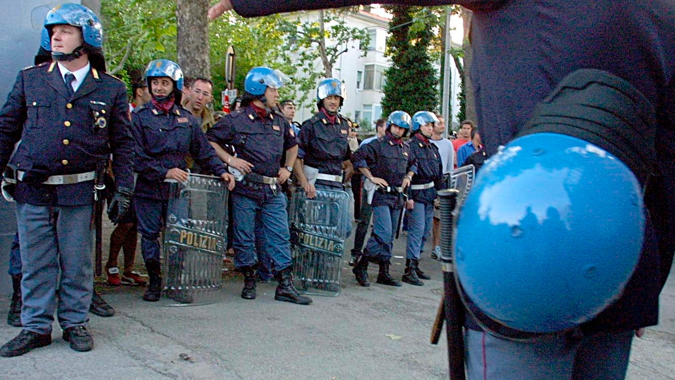 Sono intervenuti anche polizia e carabinieri in assetto antisommossa