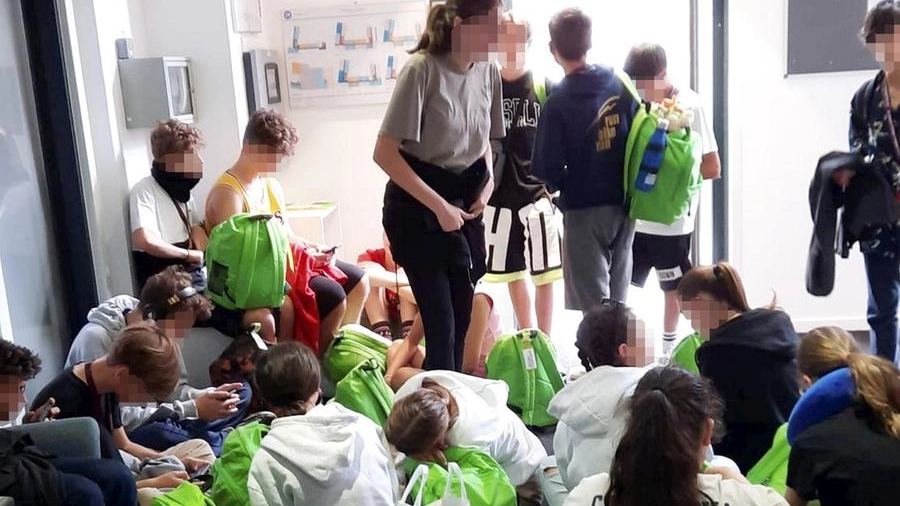 Gli studenti cesenati bloccati in aeroporto in Scozia con il loro zainetto verde